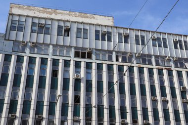 Şehirdeki eski harabe ofis binası.