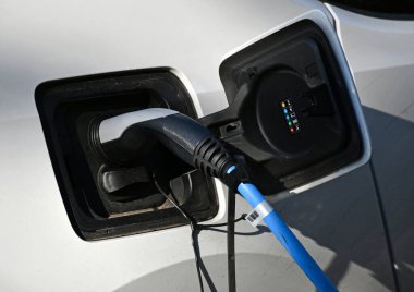 Elektrik şarj istasyonundaki araba.