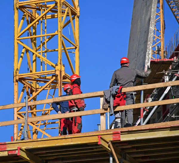 Trabajadores Construcción Trabajo Junto Una Grúa — Foto de Stock