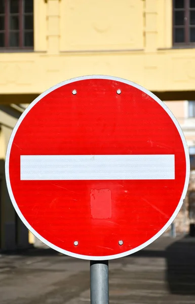 通りに道路標識を入力しないでください — ストック写真