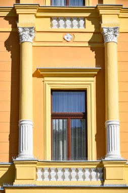 Eski bir binanın duvar ve penceresi