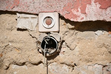 Mahvolmuş bir duvarda kapı zili