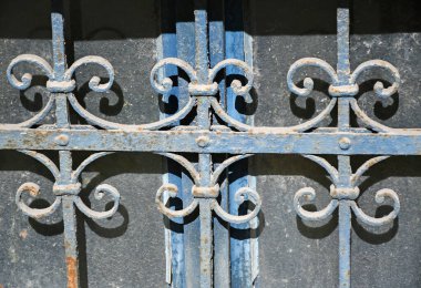 Bodrum penceresinin önündeki metal süs.