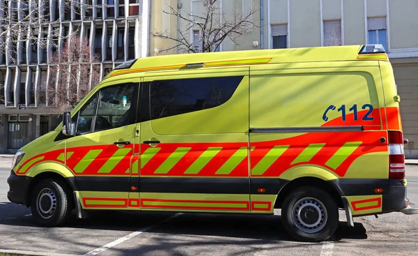 Ambulancia Calle Ciudad —  Fotos de Stock