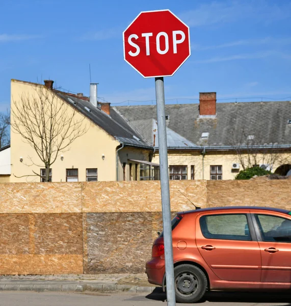 Állj Meg Kék Előtt Egy Épület Előtt — Stock Fotó