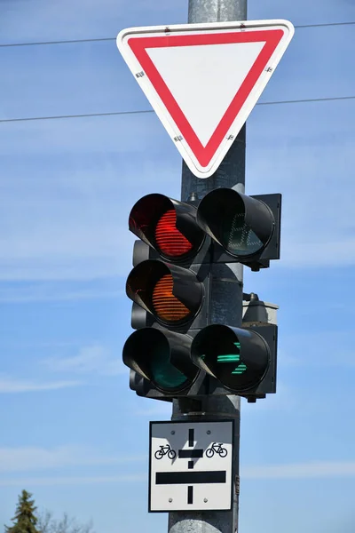 Opbrengst Verkeerstekens Lichten Bij Kruising — Stockfoto