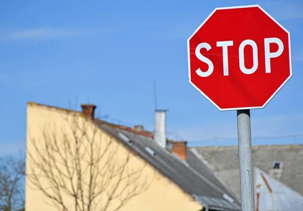 Stoppschild Gegen Blauen Himmel Vor Einem Gebäude — Stockfoto