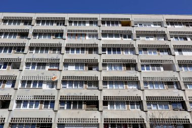 Şehirdeki eski apartman binası.