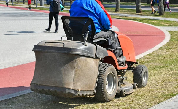 Homem Está Cortando Grama Lado Pista Corrida — Fotografia de Stock