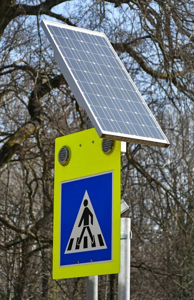 Zebrastreifen Schild Mit Solaranlage Auf Der Straße — Stockfoto
