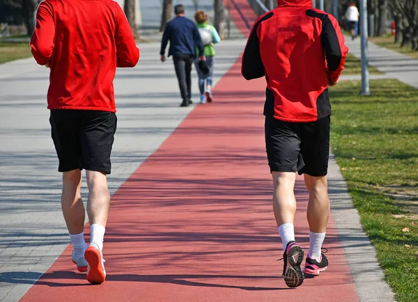 Homens Estão Correr Pista — Fotografia de Stock