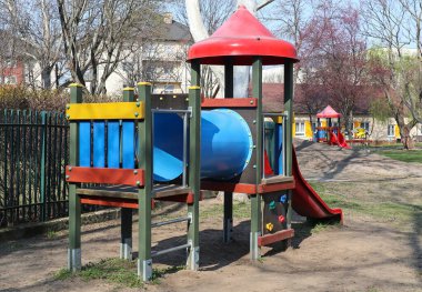 Anaokulunun arka bahçesindeki orman jimnastiği