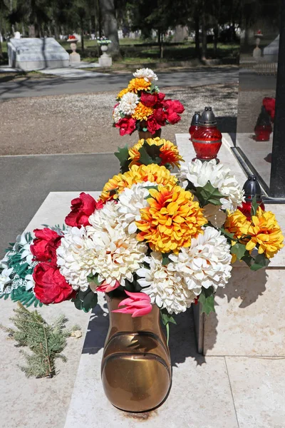 Flores Túmulo Cemitério Público — Fotografia de Stock