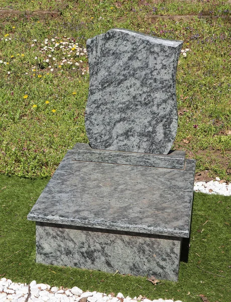 公众坟场的新墓碑 — 图库照片
