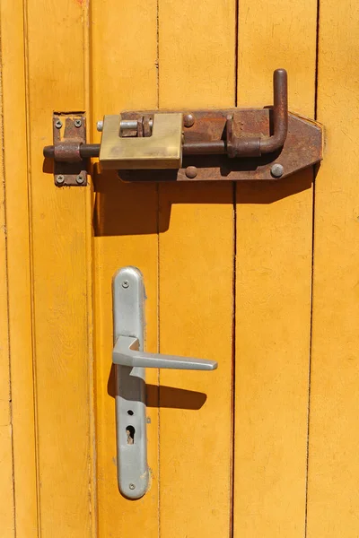 Trava Velha Enferrujada Cadeado Uma Porta — Fotografia de Stock