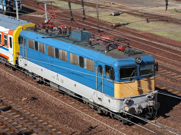 Treno Elettrico Blu Vista Motore Dal Ponte — Foto Stock