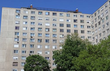 Şehirdeki eski apartmanlar.