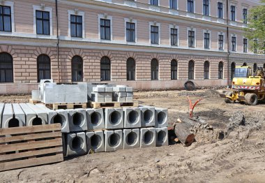 Yol inşaatındaki beton kanalizasyon boruları