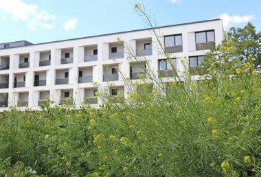 Şehirde yeni bir apartman.