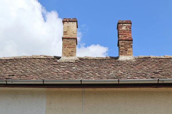 Rauch Stapelt Sich Auf Dem Dach Eines Alten Gebäudes — Stockfoto