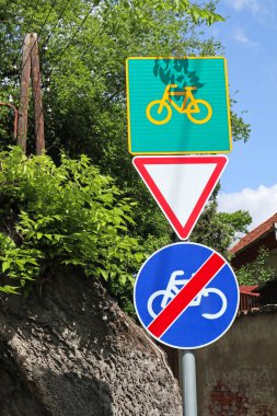 Sokakta bisiklet trafik işaretleri