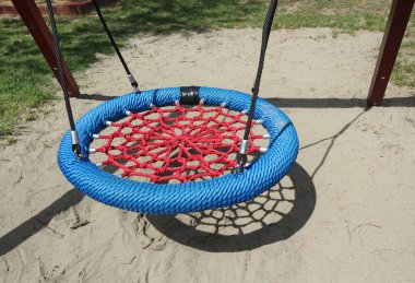 İp salıncakta sallanıyor.