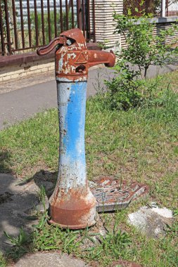 Paslı eski bir pompa. Sokakta iyi.