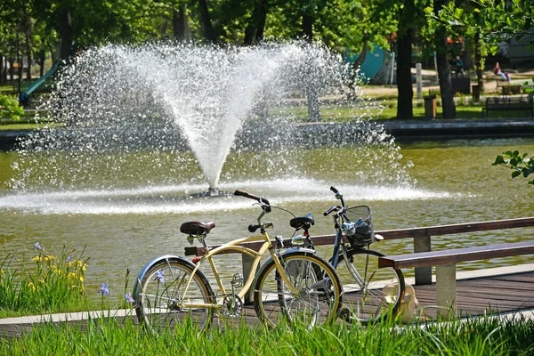 Bicicletas Lado Uma Fonte Lago — Fotografia de Stock