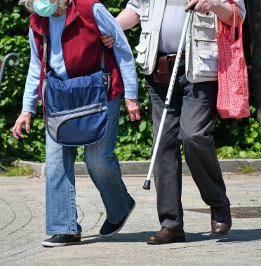 Yaşlı çift koruyucu maske takıyor.
