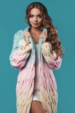 Uzun saçlı kadın portre sarışın güzel gülümsüyor