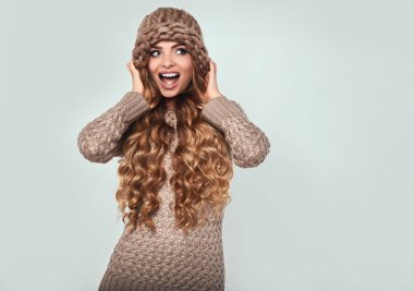 Güzel, gülümseyen sarışın kadının portresi.