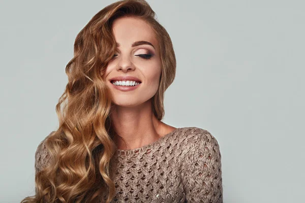 Retrato de bela mulher loira sorridente com cabelo comprido — Fotografia de Stock