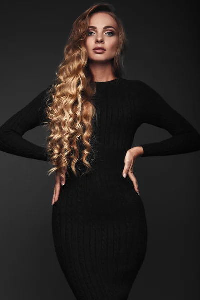Studio portret van een blonde vrouw van sexy lange haren — Stockfoto