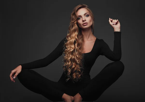 Studioporträt einer sexy Blondine mit langen Haaren — Stockfoto