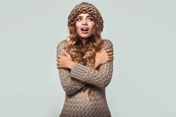 Smiling blond woman in chunky hat — Stock Photo, Image