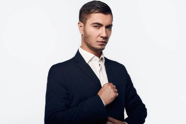 Takım elbiseli genç yakışıklı iş adamı