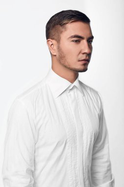 Genç glamour yakışıklı adam