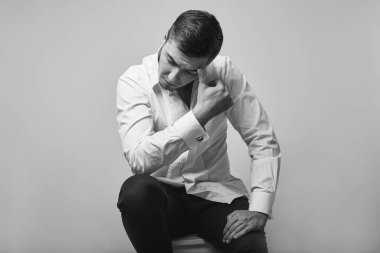 Genç glamour yakışıklı adam