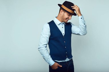 Güzel genç hipster adam portresi