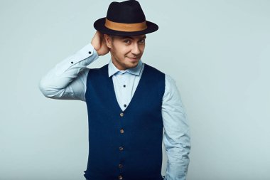 Güzel genç hipster adam portresi