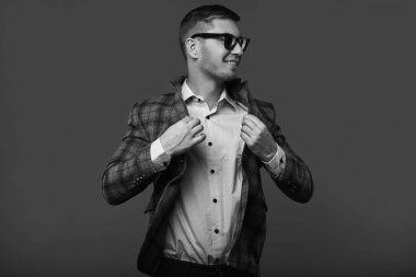 Moda moda gözlüklü genç yakışıklı adam