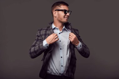 Moda moda gözlüklü genç yakışıklı adam