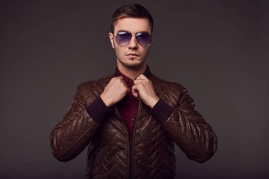 genç yakışıklı bir adam portresi moda