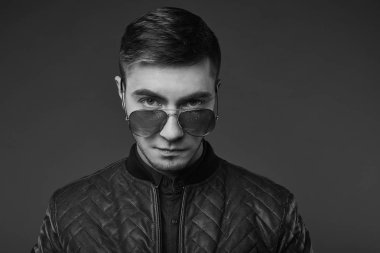 genç yakışıklı bir adam portresi moda