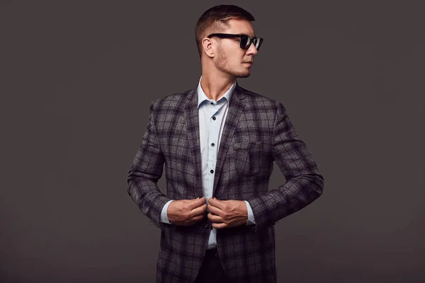 Мода молодий красивий чоловік з модними сонцезахисними окулярами — стокове фото