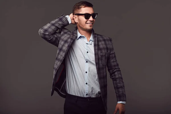 Fiatal jóképű férfi divat divatos napszemüveg — Stock Fotó