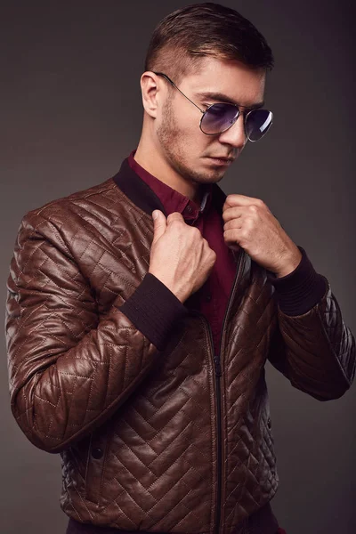 Fiatal, jóképű férfi divat-portré — Stock Fotó