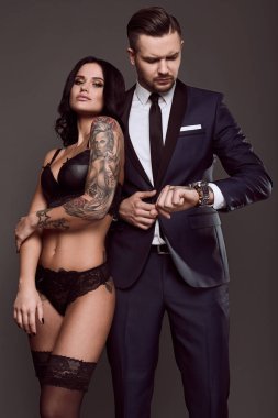 Takım elbise ve seksi kız acımasız bir adam portresi