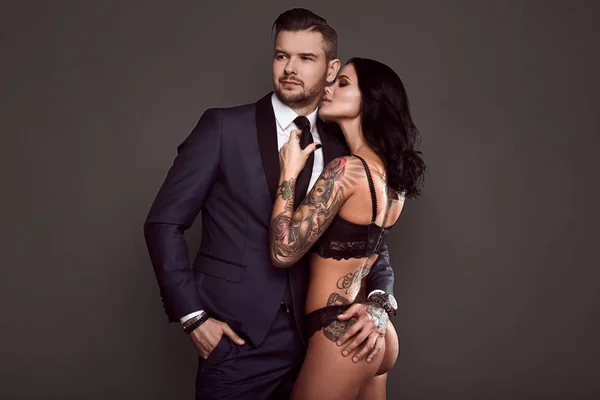 Takım elbise ve seksi kız acımasız bir adam portresi