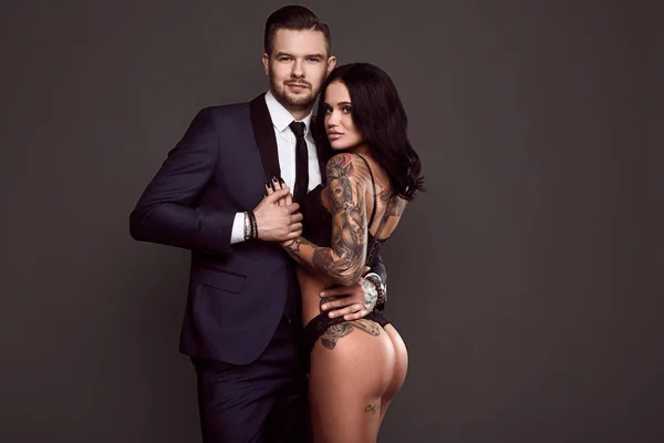 Portrét brutální muže v obleku a sexy dívka — Stock fotografie